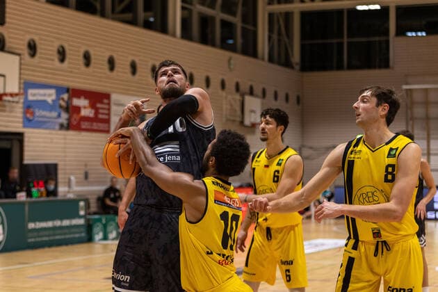 Julius Wolf Medipolis SC Jena, 10 Elijah Jarod Strickland Kirchheim Knights, 10 Luka Kamber Kirchheim Knights, 06 Justin Pierce Kirchheim Knights, 08 ¨¨¨Kirchheim Knights vs Medipolis SC Jena , 2 Basketball Bundesliga, Pro A, Barmer 2 Basketball, Matchday 3, Season 2021 2022, 02 10 2021, ¨¨Kirchheim Knights vs Medipolis SC Jena , 2 Basketball Bundesliga, Pro A, Barmer 2 Basketball, Matchday 3, Season 2021 2022, 02 10 2021 Kirchheim am Neckar. Copyright: xNinaxSander xEibnerxPressefotoxIx EP_NSR