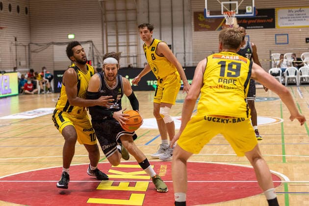 Elijah Jarod Strickland Kirchheim Knights, 10 Nico Brauner Medipolis SC Jena, 05 Justin Pierce Kirchheim Knights, 08 Till Pape Kirchheim Knights, 19 ¨¨¨Kirchheim Knights vs Medipolis SC Jena , 2 Basketball Bundesliga, Pro A, Barmer 2 Basketball, Matchday 3, Season 2021 2022, 02 10 2021, ¨¨ Kirchheim Knights vs Medipolis SC Jena , 2 Basketball Bundesliga, Pro A, Barmer 2 Basketball, Matchday 3, Season 2021 2022, 02 10 2021 Kirchheim am Neckar. Copyright: xNinaxSander xEibnerxPressefotoxIx EP_NSR