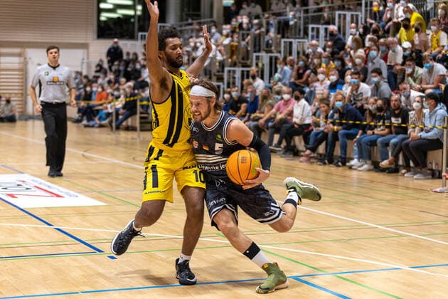 Elijah Jarod Strickland Kirchheim Knights, 10 Nico Brauner Medipolis SC Jena, 05 ¨¨¨Kirchheim Knights vs Medipolis SC Jena , 2 Basketball Bundesliga, Pro A, Barmer 2 Basketball, Spieltag 3, Spielzeit 2021 2022, 02 10 2021, ¨¨ Kirchheim Knights vs Medipolis SC Jena , 2 Basketball Bundesliga, Pro A, Barmer 2 Basketball, Spieltag 3, Spielzeit 2021 2022, 02 10 2021 Kirchheim am Neckar. Copyright: xNinaxSander xEibnerxPressefotoxIx EP_NSR