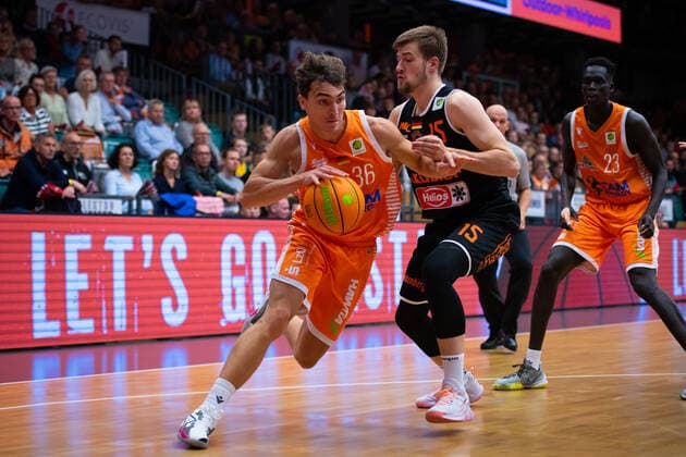 ProA 3 Matchday RASTA Vechta vs wiha Panthers Schwenningen, 02 10 2021 Kristofer Krause RASTA Vechta, 36 , Leon Hoppe wiha Panthers Schwenningen, 15 , Dengeu John Geu RASTA Vechta, 23 ProA 3 Matchday RASTA Vechta vs wiha Panthers Schwenningen on 02 10 2021 in Vechta Rasta Dome , Germany, Copyright: xBEAUTIFULxSPORTS Neddermannx
