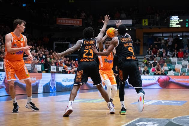ProA 3 Matchday RASTA Vechta vs wiha Panthers Schwenningen, 02 10 2021 Josh Young RASTA Vechta, 8 , Raiquan Leeandre Clark wiha Panthers Schwenningen, 23 , Quatarrius Deaundrey Wilson wiha Panthers Schwenningen, 9 ProA 3 Matchday RASTA Vechta vs wiha Panthers Schwenningen on 02 10 2021 in Vechta Rasta Dome , Germany, Copyright: xBEAUTIFULxSPORTS Neddermannx