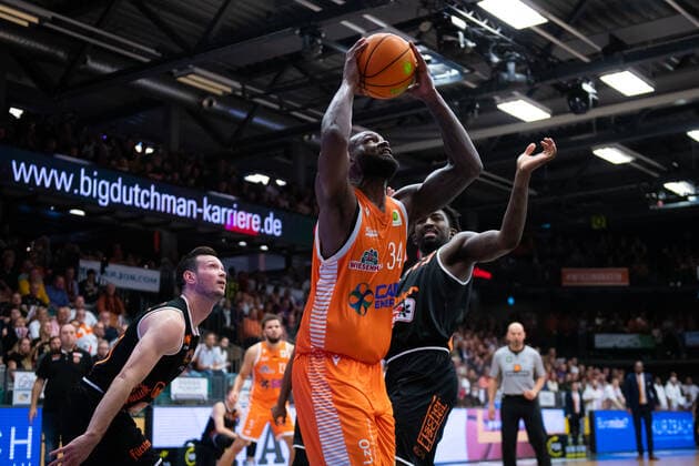 ProA 3 Matchday RASTA Vechta vs wiha Panthers Schwenningen, 02 10 2021 Devon Searcy RASTA Vechta, 34 , Raiquan Leeandre Clark wiha Panthers Schwenningen, 23 ProA 3 Matchday RASTA Vechta vs wiha Panthers Schwenningen on 02 10 2021 in Vechta Rasta Dome , Germany, Copyright: xBEAUTIFULxSPORTS Neddermannx