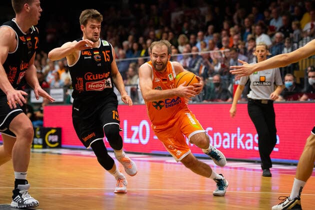 ProA 3 Matchday RASTA Vechta vs wiha Panthers Schwenningen, 02 10 2021 Leon Hoppe wiha Panthers Schwenningen, 15 , Kevin Smit RASTA Vechta, 10 ProA 3 Matchday RASTA Vechta vs wiha Panthers Schwenningen on 02 10 2021 in Vechta Rasta Dome , Germany, Copyright: xBEAUTIFULxSPORTS Neddermannx