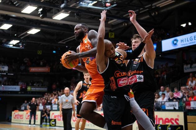 ProA 3 Matchday RASTA Vechta vs wiha Panthers Schwenningen, 02 10 2021 Devon Searcy RASTA Vechta, 34 , Chris Frazier wiha Panthers Schwenningen, 33 , Till Isemann wiha Panthers Schwenningen, 21 ProA 3 Matchday RASTA Vechta vs wiha Panthers Schwenningen on 02 10 2021 in Vechta Rasta Dome , Germany, Copyright: xBEAUTIFULxSPORTS Neddermannx