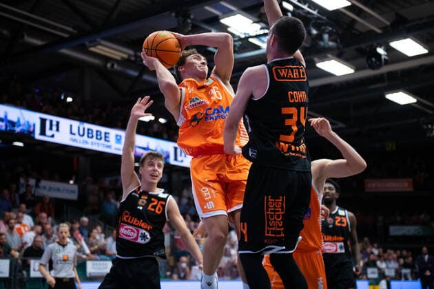 ProA 3 Matchday RASTA Vechta vs wiha Panthers Schwenningen, 02 10 2021 Kristofer Krause RASTA Vechta, 36 , Lennard Larysz wiha Panthers Schwenningen, 26 , David Allan Cohn wiha Panthers Schwenningen, 34 ProA 3 Matchday RASTA Vechta vs wiha Panthers Schwenningen on 02 10 2021 in Vechta Rasta Dome , Germany, Copyright: xBEAUTIFULxSPORTS Neddermannx