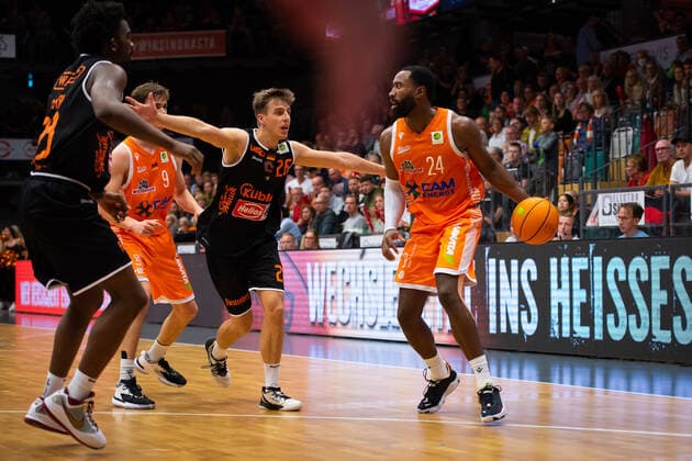 ProA 3 Matchday RASTA Vechta vs wiha Panthers Schwenningen, 02 10 2021 Lennard Larysz wiha Panthers Schwenningen, 26 , Preston Purifoy RASTA Vechta, 24 ProA 3 Matchday RASTA Vechta vs wiha Panthers Schwenningen on 02 10 2021 in Vechta Rasta Dome , Germany, Copyright: xBEAUTIFULxSPORTS Neddermannx