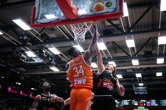 ProA 3 Matchday RASTA Vechta vs wiha Panthers Schwenningen, 02 10 2021 Devon Searcy RASTA Vechta, 34 , Raiquan Leeandre Clark wiha Panthers Schwenningen, 23 , Lennard Larysz wiha Panthers Schwenningen, 26 ProA 3 Matchday RASTA Vechta vs wiha Panthers Schwenningen on 02 10 2021 in Vechta Rasta Dome , Germany, Copyright: xBEAUTIFULxSPORTS Neddermannx