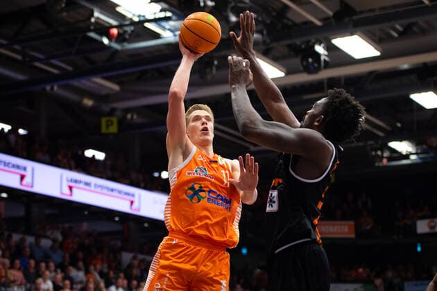ProA 3 Matchday RASTA Vechta vs wiha Panthers Schwenningen, 02 10 2021 Robin Lodders RASTA Vechta, 11 , Raiquan Leeandre Clark wiha Panthers Schwenningen, 23 ProA 3 Matchday RASTA Vechta vs wiha Panthers Schwenningen on 02 10 2021 in Vechta Rasta Dome , Germany, Copyright: xBEAUTIFULxSPORTS Neddermannx