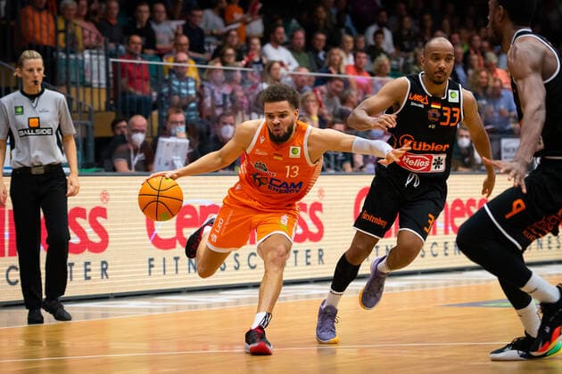 ProA 3 Matchday RASTA Vechta vs wiha Panthers Schwenningen, 02 10 2021 Sheldon Eberhardt RASTA Vechta, 13 , Chris Frazier wiha Panthers Schwenningen, 33 ProA 3 Matchday RASTA Vechta vs wiha Panthers Schwenningen on 02 10 2021 in Vechta Rasta Dome , Germany, Copyright: xBEAUTIFULxSPORTS Neddermannx