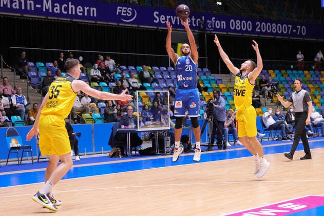 Fraport Skyliners EWE Baskets Oldenburg, BBL Pokal distance throw by Rasheed Moore Fraport Skyliners, 20 against Max Heidegger Baskets Oldenburg, 3 Basketball match of the MagentaSport BBL Pokal Round of 16 final between Fraport Skyliners and EWE Baskets Oldenburg on October 3, 2021 at Fraport Arena in Frankfurt am Main , Frankfurt am Main Hesse Germany Fraport Arena