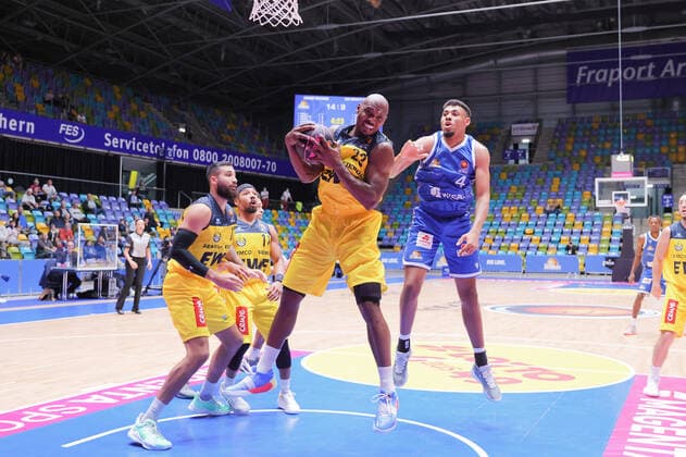 Fraport Skyliners EWE Baskets Oldenburg, BBL Pokal Rebound by Rickey Paulding Baskets Oldenburg, 23 against Jordan Samare Fraport Skyliner, 4 Basketball Game of the MagentaSport BBL Pokal Round of 16 Final between Fraport Skyliners and EWE Baskets Oldenburg on October 3, 2021 at Fraport Arena in Frankfurt am Main , Frankfurt am Main Hesse Germany Fraport Arena
