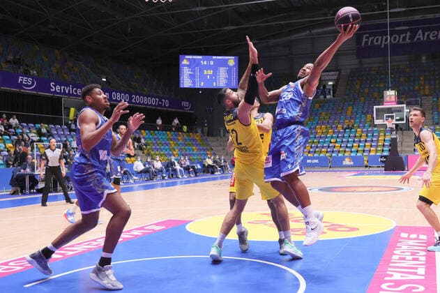 Fraport Skyliners EWE Baskets Oldenburg, BBL Pokal Martin Breunig Baskets Oldenburg, 12 defends against Quantez Robertson Fraport Skyliner, 23 Basketball match of the MagentaSport BBL Pokal Round of 16 between Fraport Skyliners and EWE Baskets Oldenburg on 3 October 2021 at Fraport Arena in Frankfurt am Main , Frankfurt am Main Hesse Germany Fraport Arena