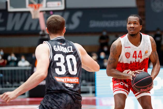 03 10 2021, Basketball, Magenta Sport BBL Cup, 2021, 2022, Round of 16, s Oliver Wuerzburg SYNTAINICS MBC, GER, Wuerzburg, s Oliver Arena Picture from left Jakub Garbacz MBC and William Buford s Oliver Wuerzburg Copyright: HMBxMedia xHeikoxBecker