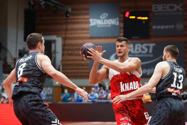 03 10 2021, Basketball, Magenta Sport BBL Cup, 2021, 2022, Round of 16, s Oliver Wuerzburg SYNTAINICS MBC, GER, Wuerzburg, s Oliver Arena Picture from left Johannes Richter MBC , Filip Stanic s Oliver Wuerzburg and Radii Caisin MBC Copyright: HMBxMedia xHeikoxBecker