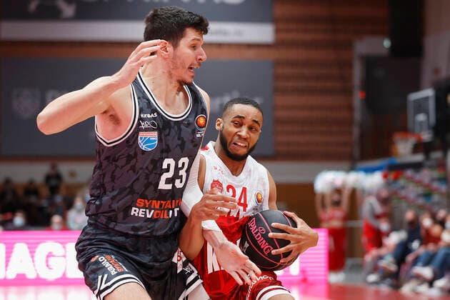 03 10 2021, Basketball, Magenta Sport BBL Cup, 2021, 2022, Round of 16, s Oliver Wuerzburg SYNTAINICS MBC, GER, Wuerzburg, s Oliver Arena Picture from left Goran Huskic MBC and Cameron Hunt s Oliver Wuerzburg Copyright: HMBxMedia xHeikoxBecker