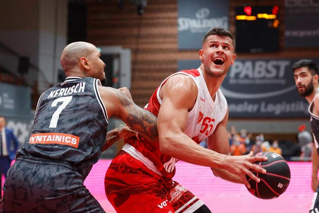 03 10 2021, Basketball, Magenta Sport BBL Cup, 2021, 2022, Round of 16, s Oliver Wuerzburg SYNTAINICS MBC, GER, Wuerzburg, s Oliver Arena Picture from left Sergio Kerusch MBC and Filip Stanic s Oliver Wuerzburg Copyright: HMBxMedia xHeikoxBecker