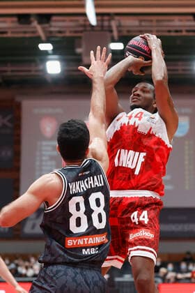 03 10 2021, Basketball, Magenta Sport BBL Cup, 2021, 2022, Round of 16, s Oliver Wuerzburg SYNTAINICS MBC, GER, Wuerzburg, s Oliver Arena Picture from left Behnam Yakhchali MBC and William Buford s Oliver Wuerzburg Copyright: HMBxMedia xHeikoxBecker