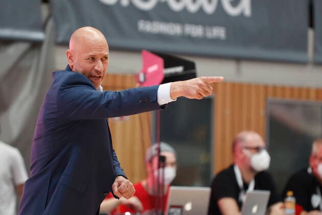 03 10 2021, Basketball, Magenta Sport BBL Cup, 2021, 2022, Round of 16, s Oliver Wuerzburg SYNTAINICS MBC, GER, Wuerzburg, s Oliver Arena Picture from left Headcoach Denis Wucherer s Oliver Wuerzburg Copyright: HMBxMedia xHeikoxBecker