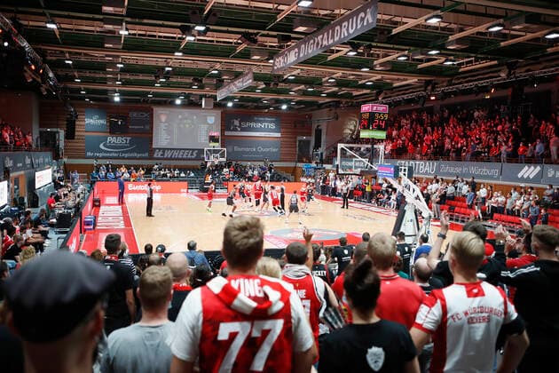 03.10.2021, Basketball, Magenta BBL Pokal, 2021, 2022, Achtelfinale, s.Oliver Wuerzburg - SYNTAINICS MBC, GER, Wuerzburg, s.Oliver Arena Bild: v. li. Wieder Zuschauer in der Halle Copyright: HMBxMedia xHeikoxBecker