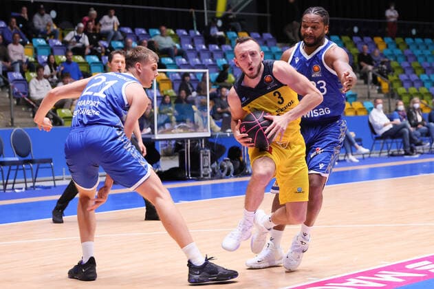 Fraport Skyliners EWE Baskets Oldenburg, BBL Pokal Max Heidegger Baskets Oldenburg, 3 against Lorenz Brenneke Fraport Skyliner, 21 and Quantez Robertson Fraport Skyliner, 23 Basketball match of the MagentaSport BBL Pokal Round of 16 between Fraport Skyliners and EWE Baskets Oldenburg on October 3, 2021 at Fraport Arena in Frankfurt am Main , Frankfurt am Main Hesse Germany Fraport Arena