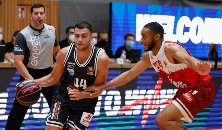 03 10 2021, Basketball, Magenta Sport BBL Cup, 2021, 2022, Round of 16, s Oliver Wuerzburg SYNTAINICS MBC, GER, Wuerzburg, s Oliver Arena Picture from left Nikola Rebic MBC and Cameron Hunt s Oliver Wuerzburg Copyright: HMBxMedia xHeikoxBecker