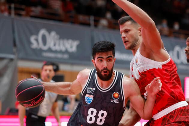 03 10 2021, Basketball, Magenta Sport BBL Cup, 2021, 2022, Round of 16, s Oliver Wuerzburg SYNTAINICS MBC, GER, Wuerzburg, s Oliver Arena Picture from left Behnam Yakhchali MBC and Filip Stanic s Oliver Wuerzburg Copyright: HMBxMedia xHeikoxBecker