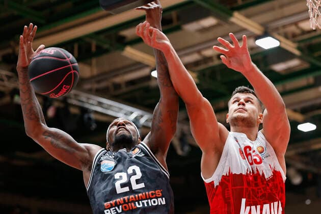 03 10 2021, Basketball, Magenta Sport BBL Cup, 2021, 2022, Round of 16, s Oliver Wuerzburg SYNTAINICS MBC, GER, Wuerzburg, s Oliver Arena Picture from left Chris Coffey MBC and Filip Stanic s Oliver Wuerzburg Copyright: HMBxMedia xHeikoxBecker