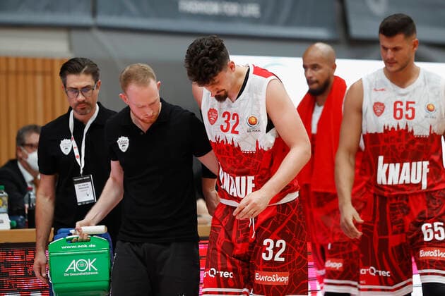 03 10 2021, Basketball, Magenta Sport BBL Cup, 2021, 2022, Round of 16, s Oliver Wuerzburg SYNTAINICS MBC, GER, Wuerzburg, s Oliver Arena picture Nicolas Carvacho s Oliver Wuerzburg is led from the game injured Copyright: HMBxMedia xHeikoxBecker