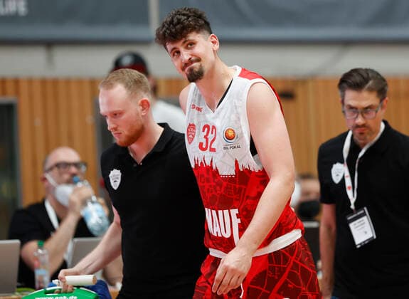 03 10 2021, Basketball, Magenta Sport BBL Cup, 2021, 2022, Round of 16, s Oliver Wuerzburg SYNTAINICS MBC, GER, Wuerzburg, s Oliver Arena picture Nicolas Carvacho s Oliver Wuerzburg is led from the game injured Copyright: HMBxMedia xHeikoxBecker