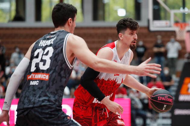 03 10 2021, Basketball, Magenta Sport BBL Cup, 2021, 2022, Round of 16, s Oliver Wuerzburg SYNTAINICS MBC, GER, Wuerzburg, s Oliver Arena Picture from left Goran Huskic MBC and Nicolas Carvacho s Oliver Wuerzburg Copyright: HMBxMedia xHeikoxBecker