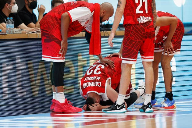 03 10 2021, Basketball, Magenta Sport BBL Cup, 2021, 2022, Round of 16, s Oliver Wuerzburg SYNTAINICS MBC, GER, Wuerzburg, s Oliver Arena picture from left Alex King s Oliver Wuerzburg at the injured Nicolas Carvacho s Oliver Wuerzburg Copyright: HMBxMedia xHeikoxBecker