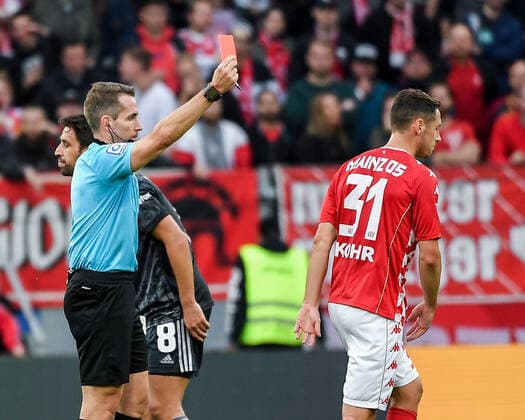 03 10 2021, xpsx, football 1 Bundesliga, 1 FSV Mainz 05 1 FC Union Berlin v l yellow red card Dominik Kohr FSV Mainz 05 DFL DFB REGULATIONS PROHIBIT ANY USE OF PHOTOGRAPHS as IMAGE SEQUENCES and or QUASI VIDEO emspor Mainz