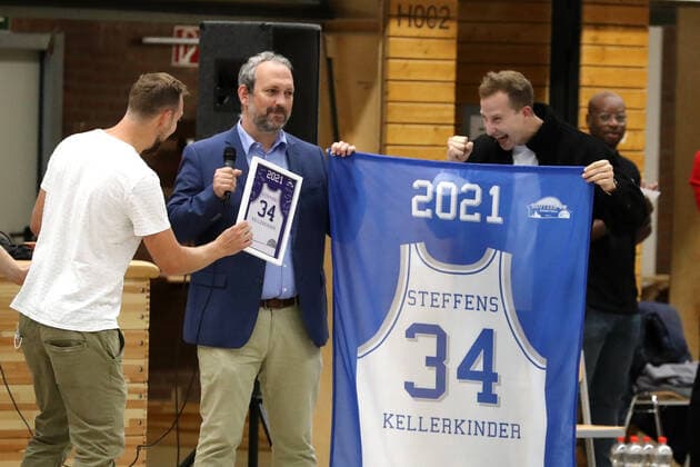 Sports Deutzer TV vs BSV Münsterland Baskets Wulfen, Basketball, Regionalliga, Farewell to Timo Steffens right, Deutz and induction into the Hall of Fame, his shirt number will no longer be issued, 03 10 2020, Image.