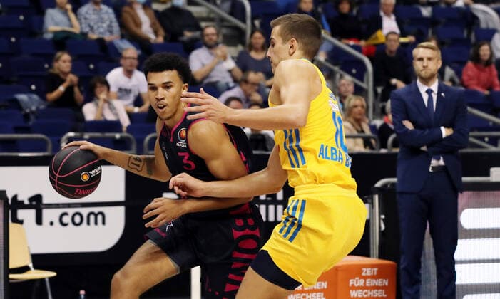 Tyson Ward, Tim Schneider Action Game Scene Duel Sports Basketball BBL Cup Round of 16 Bundesliga Men Season 2021 2022 03 10 2021 ALBA Berlin vs Telekom Baskets Bonn
