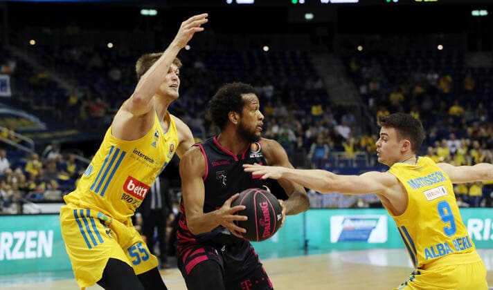 Ben Lammers, Justin Gorham, Jonas Mattissek Action Game Scene Duel Sports Basketball BBL Cup Round of 16 Bundesliga Men Season 2021 2022 03 10 2021 ALBA Berlin vs Telekom Baskets Bonn