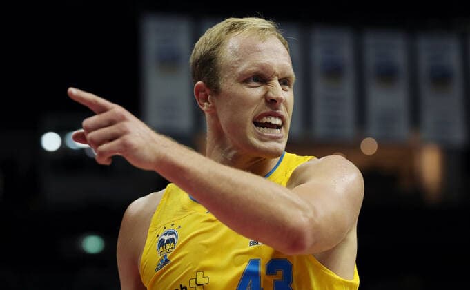 Luke Sikma pointing, gesticulating facial expression action upper body upper body sport basketball BBL Pokal Achtelfinale Bundesliga Herren Saison 2021 2022 03 10 2021 ALBA Berlin vs Telekom Baskets Bonn
