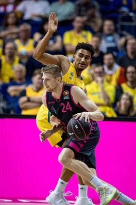 Basketball Berlin 03 10 2021 Season 2021 2022 MagentaSport BBL Cup Round of 16 Alba Berlin Telekom Baskets Bonn Tim Hasbargen Bonn, No 24 Maodo Lo Alba Berlin, No 00