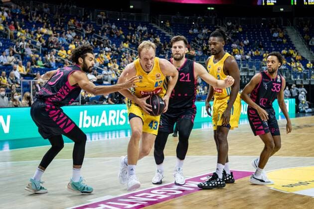 Basketball Berlin 03 10 2021 Season 2021 2022 MagentaSport BBL Cup Round of 16 Alba Berlin Telekom Baskets Bonn Luke Sikma Alba Berlin, No 43 Leon Kratzer Bonn, No 21 Jeremy Morgan Bonn, No 20