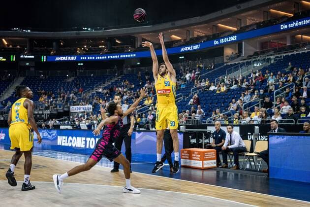 Basketball Berlin 03 10 2021 Season 2021 2022 MagentaSport BBL Cup Round of 16 Alba Berlin Telekom Baskets Bonn Javel Zoosman Alba Berlin, No 50 Parker Jackson Cartwright Bonn, No 33