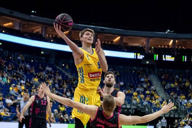 Basketball Berlin 03 10 2021 Season 2021 2022 MagentaSport BBL Cup Round of 16 Alba Berlin Telekom Baskets Bonn Ben Lammers Alba Berlin, No 55 Tim Hasbargen Bonn, No 24 Leon Kratzer Bonn, No 21