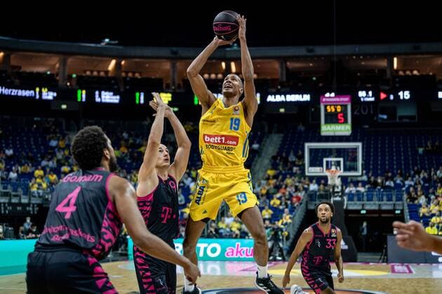 Basketball Berlin 03 10 2021 Season 2021 2022 MagentaSport BBL Cup Round of 16 Alba Berlin Telekom Baskets Bonn Louis Olinde Alba Berlin, No 19 Karsten Tadda Bonn, No 09