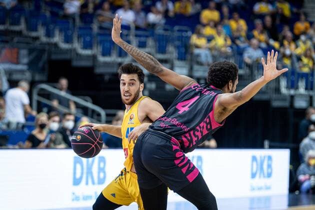 Basketball Berlin 03 10 2021 Season 2021 2022 MagentaSport BBL Cup Round of 16 Alba Berlin Telekom Baskets Bonn Tamir Blatt Alba Berlin, No 45 Justin Gorham Bonn, No 04