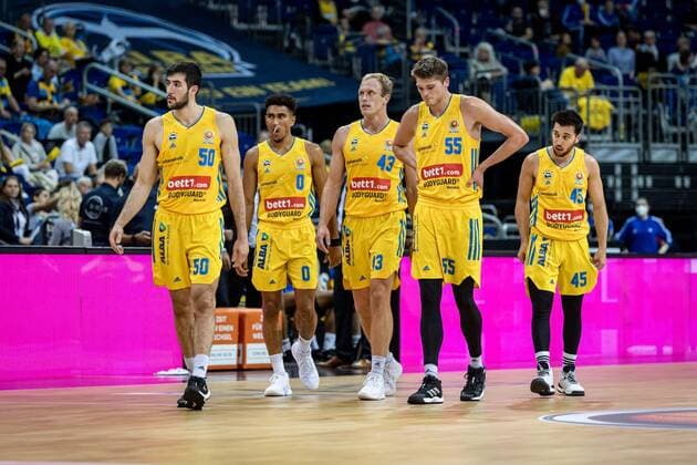 Basketball Berlin 03 10 2021 Season 2021 2022 MagentaSport BBL Cup Round of 16 Alba Berlin Telekom Baskets Bonn Alba Javel Zoosman Alba Berlin, No 50 Maodo Lo Alba Berlin, No 00 Luke Sikma Alba Berlin, No 43 Ben Lammers Alba Berlin, No 55 Tamir Blatt Alba Berlin, No 45 vlnr