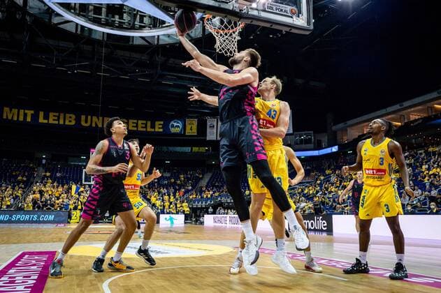 Basketball Berlin 03 10 2021 Season 2021 2022 MagentaSport BBL Cup Round of 16 Alba Berlin Telekom Baskets Bonn Leon Kratzer Bonn, No 21 Luke Sikma Alba Berlin, No 43