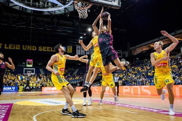 Basketball Berlin 03 10 2021 Season 2021 2022 MagentaSport BBL Cup Round of 16 Alba Berlin Telekom Baskets Bonn Tyson Ward Bonn, No 03 Malte Delow Alba Berlin, No 06