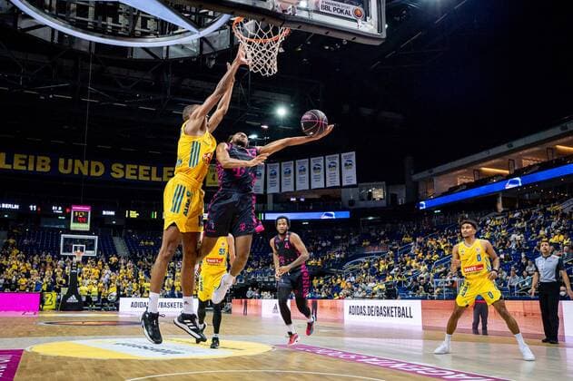 Basketball Berlin 03 10 2021 Season 2021 2022 MagentaSport BBL Cup Round of 16 Alba Berlin Telekom Baskets Bonn Parker Jackson Cartwright Bonn, No 33 Louis Olinde Alba Berlin, No 19