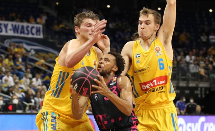 Ben Lammers, Parker Jackson Cartwright, Malte Delow Action Game Scene Duel Sports Basketball BBL Cup Round of 16 Bundesliga Men Season 2021 2022 03 10 2021 ALBA Berlin vs Telekom Baskets Bonn