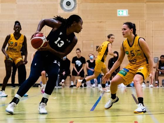 Duesseldorf, Germany, October 3r Marquita Waller ( 13 Capitol Bascats ) controls the ball during the 1. Toyota Damen Basketball Bundesliga game between the Capitol Bascats Duesseldorf and inexio Royals Saarlouis at Wekita Sportarena in Duesseldorf 1. Toyota Damen Basketball Bundesliga - Capitol Bascats Duesseld 