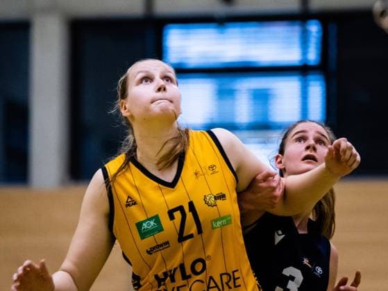 Duesseldorf, Germany, October 3r Maria Anniina Aeijaenen ( 21 Saarlouis ) and Simone Sill ( 3 Capitol Bascats ) during the 1. Toyota Damen Basketball Bundesliga game between the Capitol Bascats Duesseldorf and inexio Royals Saarlouis at Wekita Sportarena in Duesseldorf 1. Toyota Damen Basketball Bundesliga - Capitol Bascats Duesseld 