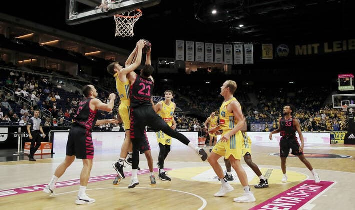 Malte Delow, Leon Kratzer Action Game Scene Duel Sports Basketball BBL Cup Round of 16 Bundesliga Men Season 2021 2022 03 10 2021 ALBA Berlin vs Telekom Baskets Bonn